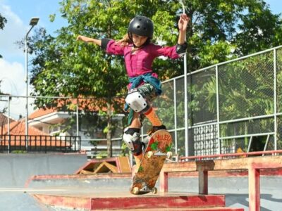 Pemain skateboard cilik asal Bali yang tergabung dalam Galskate Bali menyambut perayaan Hari Kartini dengan berseluncur di atas skateboard dengan menggunakan kebaya. Sumber foto : ANTARA.