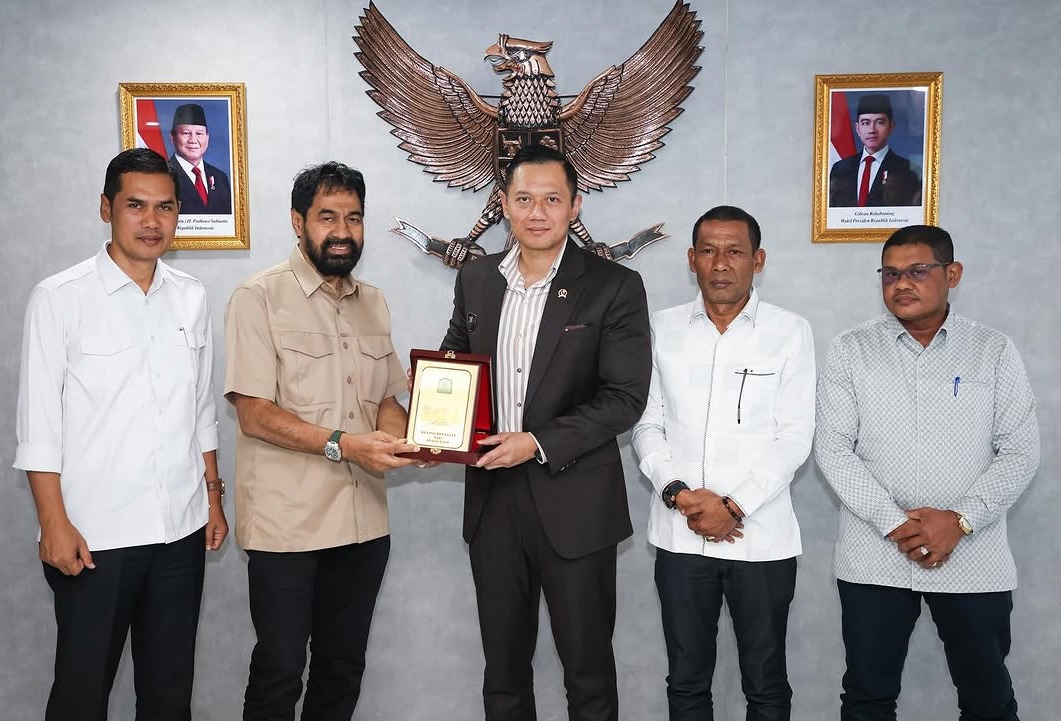 Menteri Koordinator Infrastruktur dan Pembangunan Kewilayahan sekaligus Ketua Umum Partai Demokrat, Agus Harimurti Yudhoyono (AHY), menerima Gubernur Aceh Muzakir Manaf dan rombongan di Jakarta, Jumat (11/4/2025). Sumber foto ; Instagram @agusyudhoyono