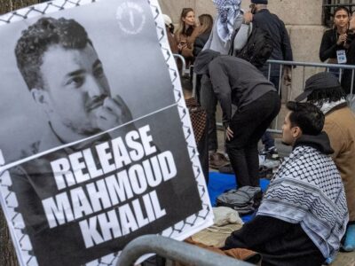 Para pengunjuk rasa Muslim melaksanakan salat di luar kampus utama Universitas Columbia saat demonstrasi untuk mengecam penangkapan imigrasi terhadap Mahmoud Khalil, seorang aktivis pro-Palestina yang turut memimpin aksi protes menentang Israel di universitas tersebut, di New York City, Amerika Serikat, 14 Maret 2025. REUTERS/David Dee Delgado.