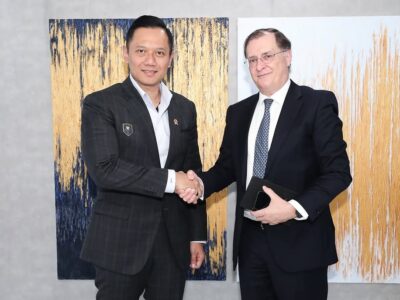 Menko Bidang Infrastruktur dan Pembangunan Kewilayahan Agus Harimurti Yudhoyono (AHY) bersama dengan CEO The Private Infrastructure Development Group (PIDG) Phillippe Valahu di Kantor Kemenko Infrastruktur di Bilangan Tjamrin Jakarta pada Kamis (10/4/2025). Sumber foto : Instagram @kemenkoinfra