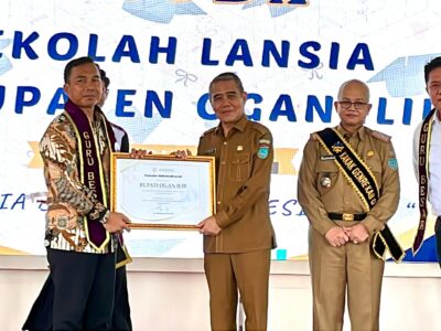 Menteri Kependudukan dan Pembangunan Keluarga/Kepala BKKBN, Dr. Wihaji, menghadiri Wisuda Akbar Sekolah Lansia Kabupaten Ogan Ilir, Selasa (14/4/2025).
