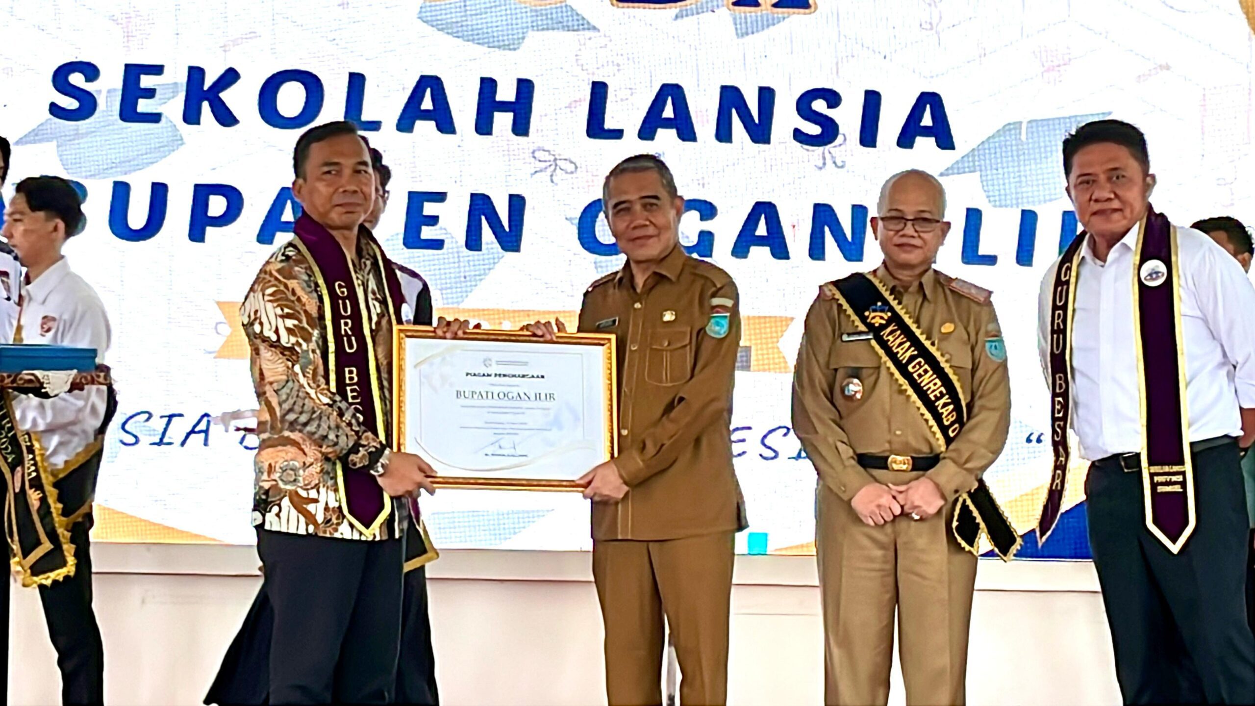Menteri Kependudukan dan Pembangunan Keluarga/Kepala BKKBN, Dr. Wihaji, menghadiri Wisuda Akbar Sekolah Lansia Kabupaten Ogan Ilir, Selasa (14/4/2025).