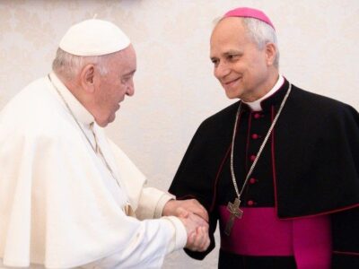 Paus Fransiskus bersama penerusnya Robert Francis Prevost, kini Paus Leo XIV. Sumber foto : Vatican Media
