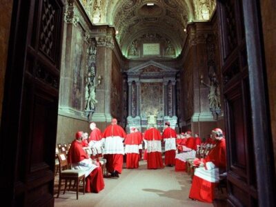 Para kardinal berkumpul untuk memilih Paus baru pada tahun 1978. Sumber foto : Vatican News