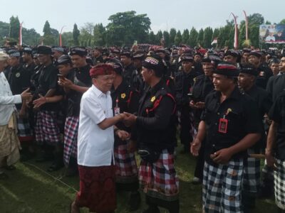 Gubernur Bali I Wayan Koster dan Pecalang Bali.