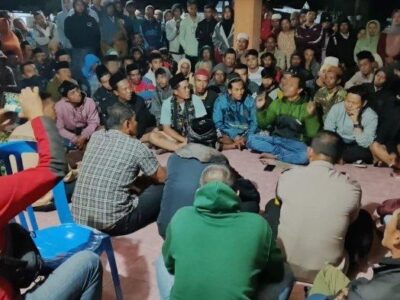 Momen Warga Kecamatan Ijen Bondowoso Diskusi aparat TNI-Polri dalam kasus kericuhan di Bondowos.