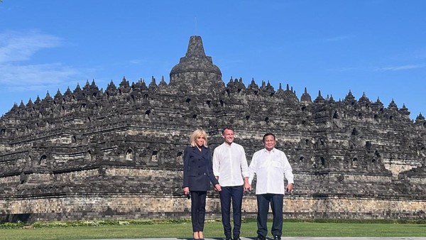 Presiden Prabowo Subianto Dan Presiden Prancis Emmenuel Macron Serta Istri Brigitte Macron Foto Bersama Usai Mengunjungi Candi Borobudur. Sumber foto : DETIK.COM