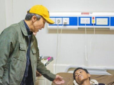 Walikota Bogor, Dedie A. Rachim saat menjenguk siswa yang mengalami keracunan akibat MBG yang mengandung W.Coli dan Salmonella pada makanan yang dikonsumsi.