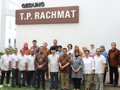 Civitas akademika Universitas Paramadina saat pose bersama seusai pelaksanaan sidang senat yang berlangsung di Jakarta, Jum'at (9/5/2025).