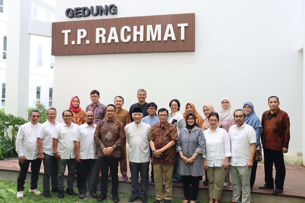 Civitas akademika Universitas Paramadina saat pose bersama seusai pelaksanaan sidang senat yang berlangsung di Jakarta, Jum'at (9/5/2025).