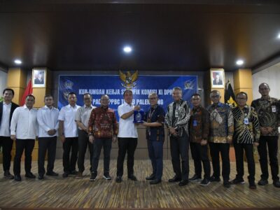 Wakil Ketua Komisi XI DPR RI, Fauzi Amro (tengah).