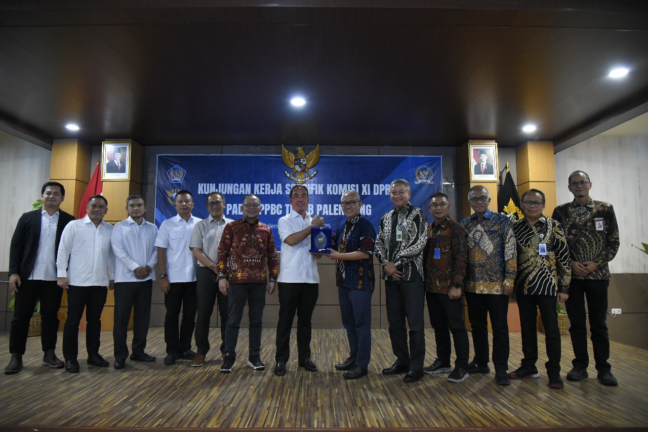Wakil Ketua Komisi XI DPR RI, Fauzi Amro (tengah).