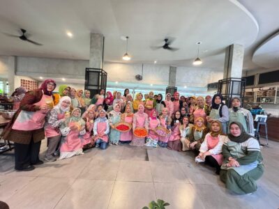 Para Peserta Workshop “Meningkatkan Potensi Usaha Mikro dari Rumah – Hobby Menghasilkan Cuan” yang diadakan DPP Pengajian Al-Hidayah bekerja sama dengan BPJS Ketenagakerjaan di Sentra Kuliner Kota Bogor, Rabu (21/5/2025)