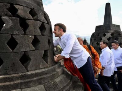 Presiden Prancis Emanuel Macron saat menyentuh patung Budha di dalam stupa saat kunjungannya ke Indonesia dan mengunjungi Candi Borobudur di Magelang Jawa Tengah, Kamis (29/5/2025)