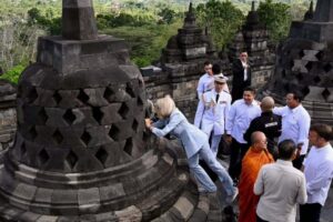 Ibu negara Prancis Brigitte Macron saat menyentuh patung Budha di dalam stupa saat kunjungannya ke Indonesia dan mengunjungi Candi Borobudur di Magelang Jawa Tengah, Kamis (29/5/2025)