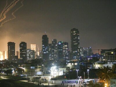 Detik-detik saat Tel Aviv dihantam serangan rudal Iran. Sumber foto : IRNA.
