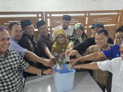 Bedol Desa Pengurus Partai Umat Se-Yogyakarta lewat aksi membuang KTA ke tong sampah yang digelar pada Senin (2/5/2025). Sumber foto : istimewa.