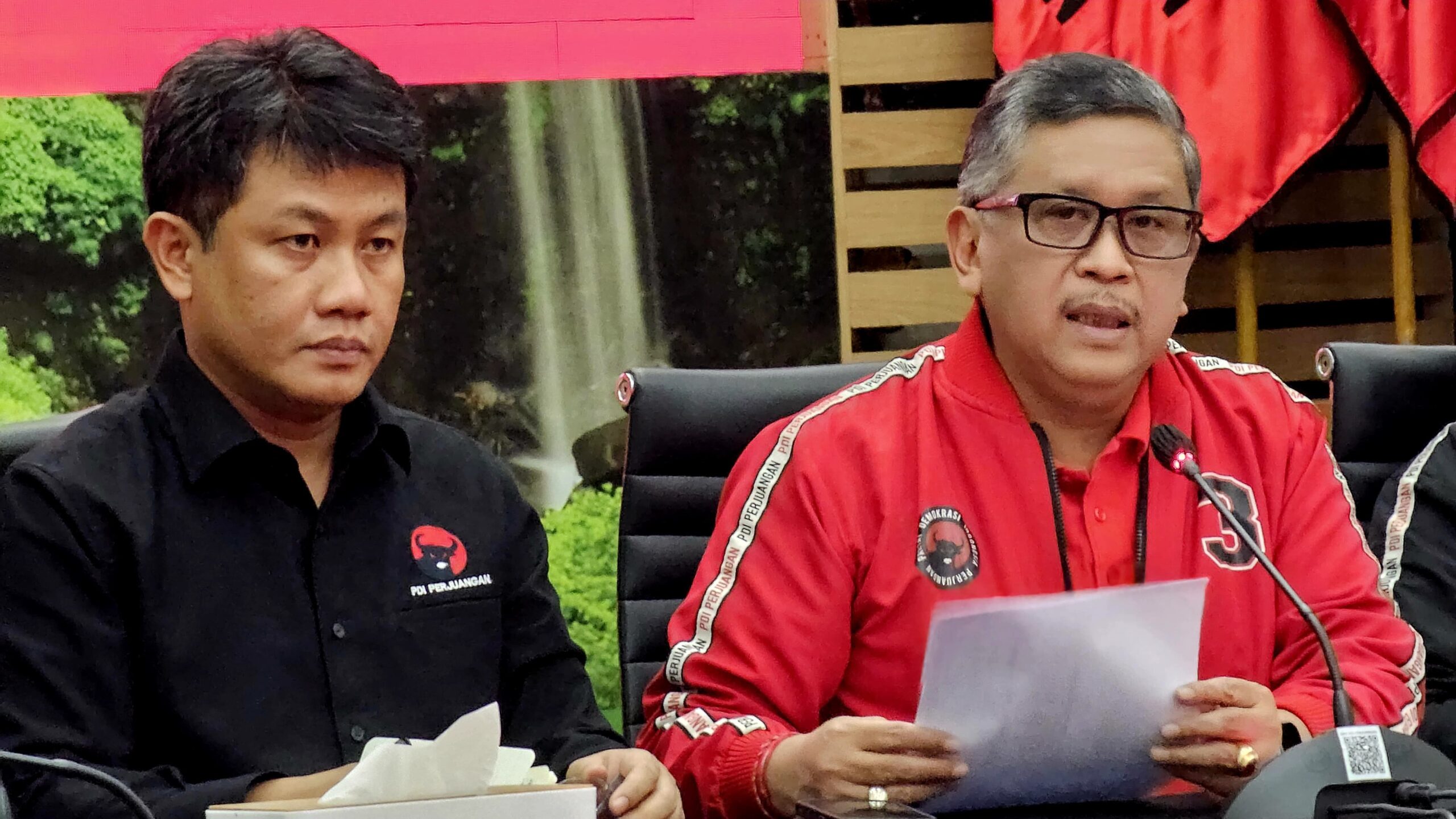 Bonnie Triyana (Kiri) bersama Sekjen DPP PDI Perjuangan, Hasto Kristiyanto (kanan).