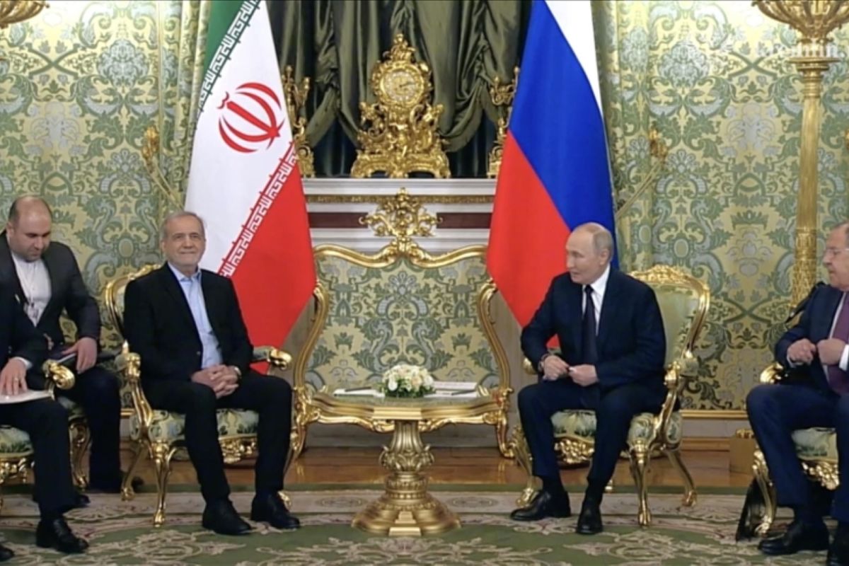 Presiden Iran, Masoud Pezeshkian, bertemu Presiden Rusia, Vladimir Putin, pada Jumat (17/1/2025), beberapa jam setelah tiba di Moskow, untuk membahas kemitraan strategis dan upaya meningkatkan kerja sama di semua sektor. Sumber foto : ANTARA/REUTERS