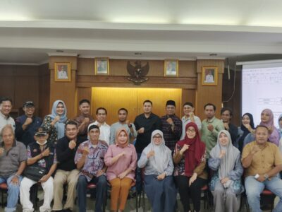 Para peserta Musyawarah Kelurahan Khusus dalam rangka pembentukan Koperasi Merah Putih Kelurahan Duren Tiga (Kompduta) yang berlangsung di Kantor Kelurahan Duren Tiga, Jakarta Selatan, Sabtu (31/5). Musyawarah ini diikuti oleh tokoh masyarakat, pengurus RT/RW, pelaku UMKM, dan unsur pemerintah.