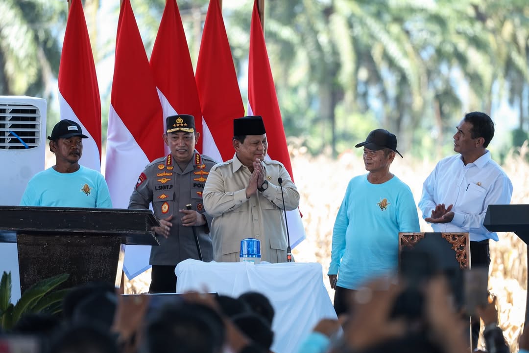 Presiden Prabowo Subianto melakukan Panen Raya Jagung Serentak Kuartal II di 36 Polda se-Indonesia yang dipusatkan di Kabupaten Bengkayang, Kalimantan Barat, pada Kamis, 5 Juni 2025. Sumber foto : Instagram @presidenrepublinindonesia