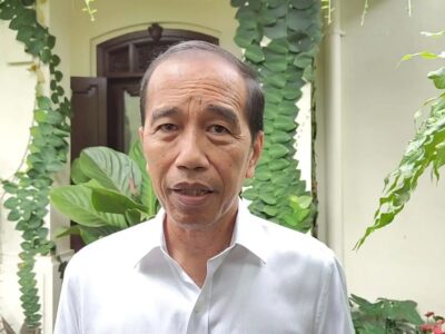 Jokowi di kediamannya di Solo