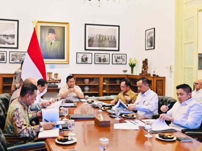 Presiden Prabowo Subianto saat memimpin rapat terbatas mengenai penanganan sampah di seluruh Indonesia, Selasa (10/6/2025), di Istana Merdeka. Sumber foto : instagram Sekretariat Kabinet