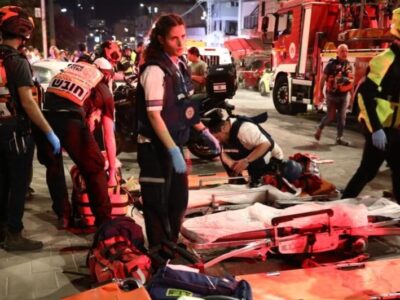Personel Israel bekerja di lokasi yang dihantam rudal Iran di Bat Yam, selatan Tel Aviv, Minggu (15/06/2025). Sumber foto : IRNA