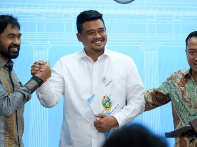 Mensesneg Prasetyo Hadi (Kanan)