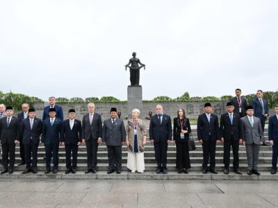 Presiden Prabowo berpose bersama pejabat tinggi Rusia di Taman Makam Piskaryovskoye, St. Petersburg, Federasi Rusia, 19 Juni 2025. Sumber foto : Instagram Sekretariat Kabinet.