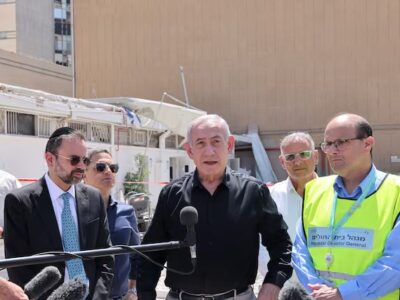 Perdana Menteri Israel Benjamin Netanyahu mengunjungi kompleks rumah sakit Soroka, setelah fasilitas tersebut terkena serangan rudal yang ditembakkan dari Iran, di Beer Sheva, Israel, pada 19 Juni 2025. Sumber foto : Reuters.