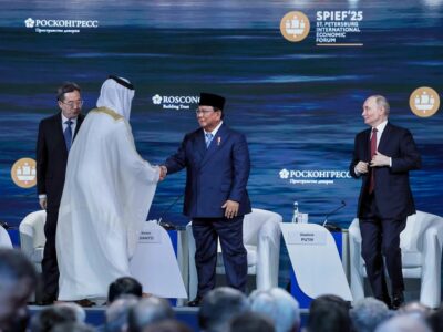 Prabowo Subianto bersama dengan sejumlah tokoh penting dunia, termasuk Presiden Rusia Vladimir Putin, Wakil PM Tiongkok Ding Xuexiang, Wakil Presiden Afrika Selatan Paul Mashatile, dan Pangeran Bahrain Nasser bin Hamad Al-Khalifa dalam forum Saint Petersburg Internasional Economic Forum (SPIEF) 2025. Sumber foto Instagram Presiden Republik Indonesia.