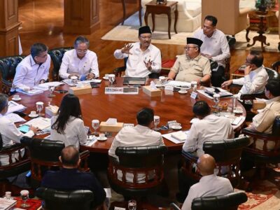 Dalam ratas yang diselenggarakan di kediaman pribadi Presiden di Hambalang, Kabupaten Bogor, Jawa Barat, pada Senin, 23 Juni 2025, pemerintah semakin mematangkan rencana penyelenggaraan Sekolah Rakyat, yang dijadwalkan akan dimulai pada tahun ajaran 2025-2026. Sumber foto : Sekretariat Kabinet.