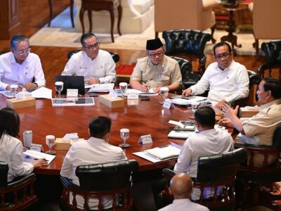 Presiden Prabowo dalam rapat terbatas untuk membahas percepatan pembangunan Sekolah Garuda, bersama Menteri Pendidikan Tinggi, Sains, dan Teknologi, Bapak Brian Yuliarto, beserta jajaran terkait di kediaman pribadi Presiden di Hambalang, Kabupaten Bogor, Jawa Barat, pada Senin, 23 Juni 2025. Sumber foto : Sekretariat Kabinet.