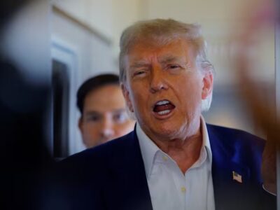 Presiden Amerika Serikat Donald Trump berbicara kepada wartawan di dalam pesawat Air Force One dalam perjalanan menuju KTT NATO di Den Haag, Belanda, 24 Juni 2025. Sumber foto : REUTERS.