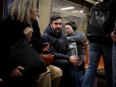 Calon Wali Kota New York Zohran Mamdani menaiki kereta bawah tanah usai menghadiri kegiatan kampanye di New York City, Amerika Serikat, 1 April 2025. Sumber foto : REUTERS.