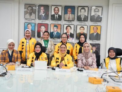 Ketua Umum PP KPPG, Hetifah Sjaifudian bersama Pengurus teras KPPG.
