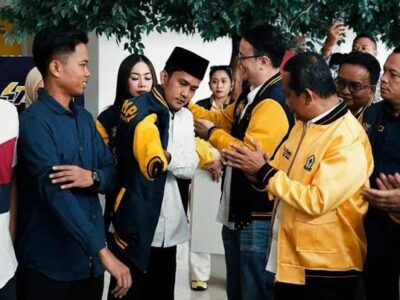 Kaharudin (Kiri) saat bergabung ke Partai Golkar sekaligus peringatan Hari Ulang Tahun AMPI di DPP Partai Golkar Jakarta.