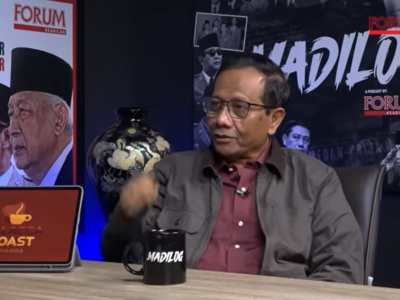 Mantan Menkopulhukam, Mahfud MD, dalam tayangan podcast Forum Keadilan TV yang tayang pada Jum'at (08/08).