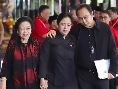 Ketua Umum DPP PDI Perjuangan Megawati Sukarno Putri dan kedua anaknya, Puan Maharani dan Prananda Prabowo.