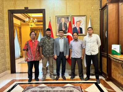 Kunjungan DPP PUI yang berlangsung pada Selasa (12/8/2025) dipimpin Ketua Bidang Hubungan Luar Negeri, Dr. Adhe Nuansa Wibisono disambut hangat oleh Dr. Cemal Sahin, Direktur Yunus Emre Enstitüsü Jakarta.