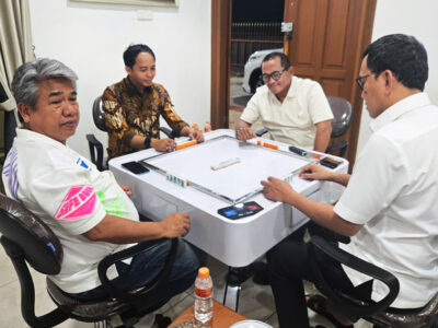 Raja Juli saat bermain domino bersama tersangka pembalakan liar, Aziz Wellang.