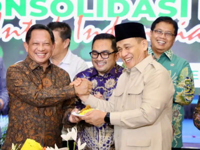 Menteri Dalam Negeri, Tito Karnavian, bersama dengan Wakil Menteri Agama, Romo Syafi'i dan Ketua Komisi II DPR RI yang juga Presidium KAHMI, Rifqinizamy Karsyudha. Sumber foto : Instagram Kemendagri