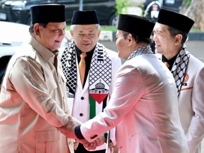 Presiden Prabowo Subianto (kiri)