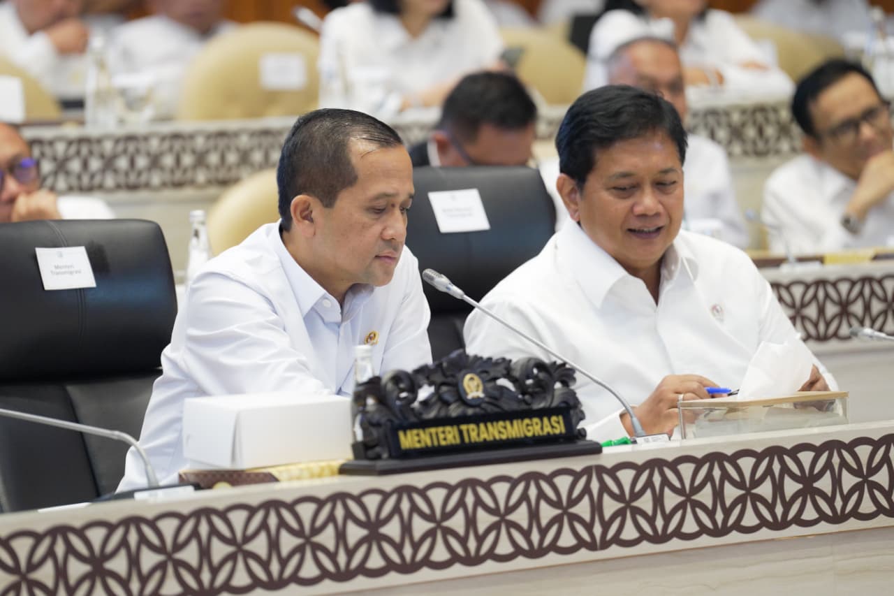 Menteri Transmigrasi Muhammad Iftitah Sulaiman dan Wamentrans Viva Yoga Mauladi