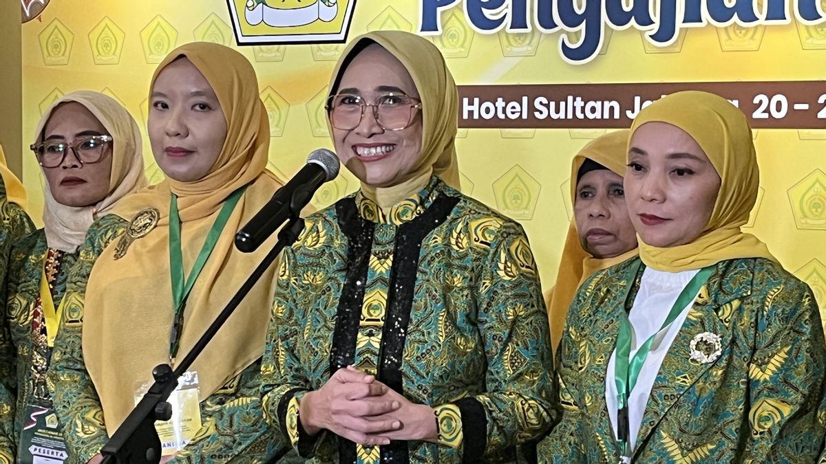 Hetifah Sjaifudian (tengah)