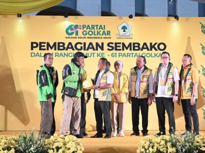 Bahlil berikan sembako dalam perayaan HUT Golkar ke-61 di DPP Partai Golkar.