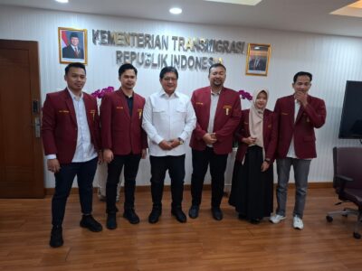 Wamen Transmigrasi, Viva Yoga Mauladi (tengah)