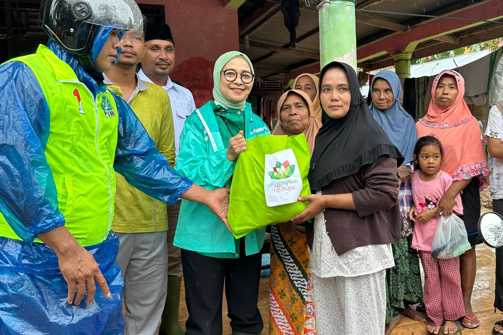 Rustini Muhaimin (Tengah)
