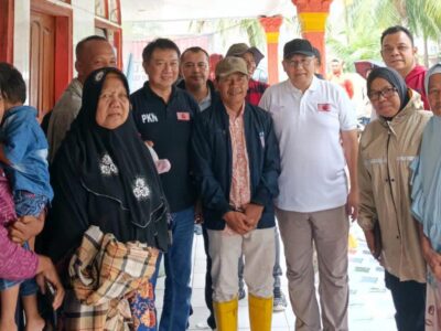 Ketua Umum PKN, Anas Urbaningrum, bersama warga terdampak banjir di Sumatera Barat, Rabu (10/12). Sumber foto : istimewa.